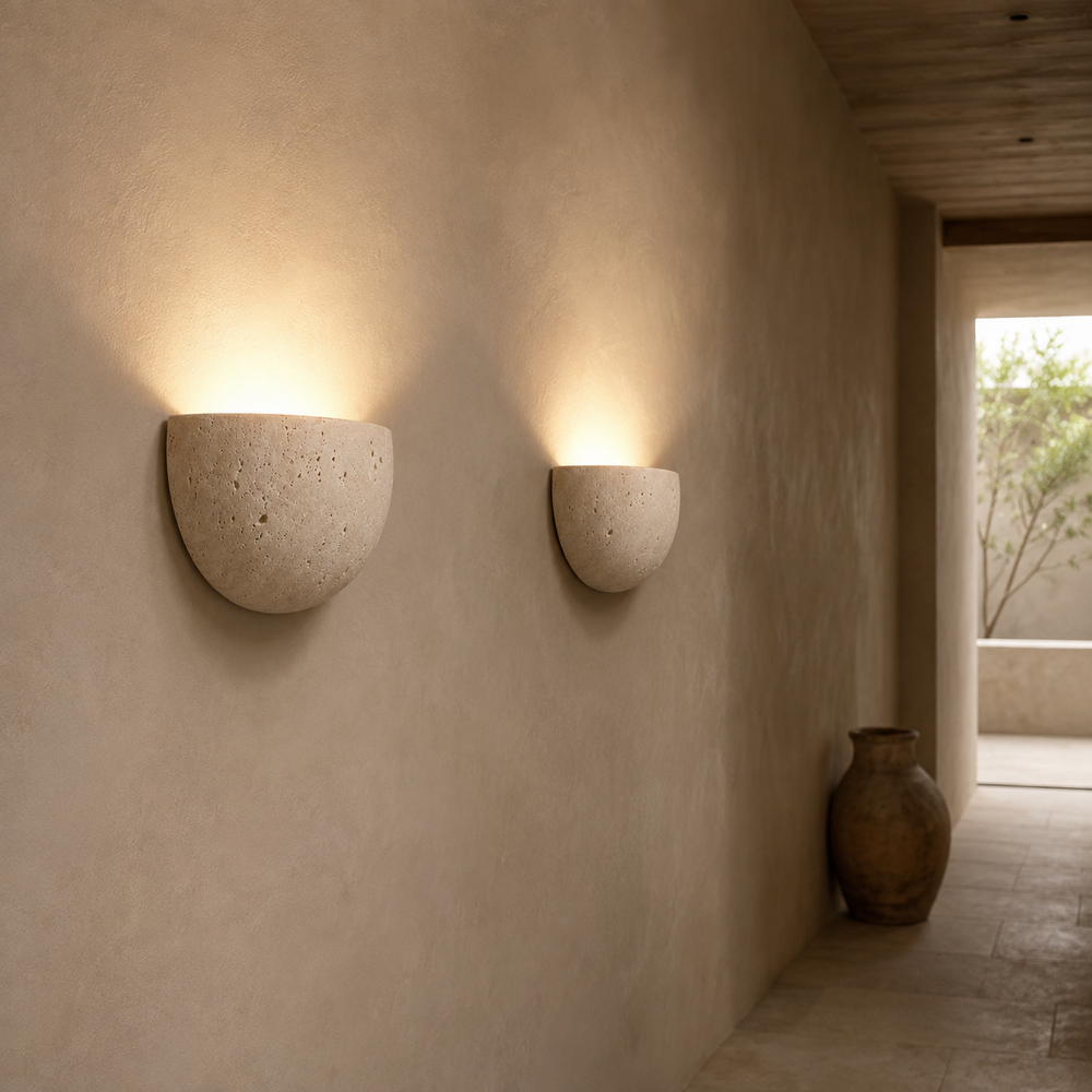 Deux appliques demi-lune dans un couloir, lumière indirecte vers le plafond