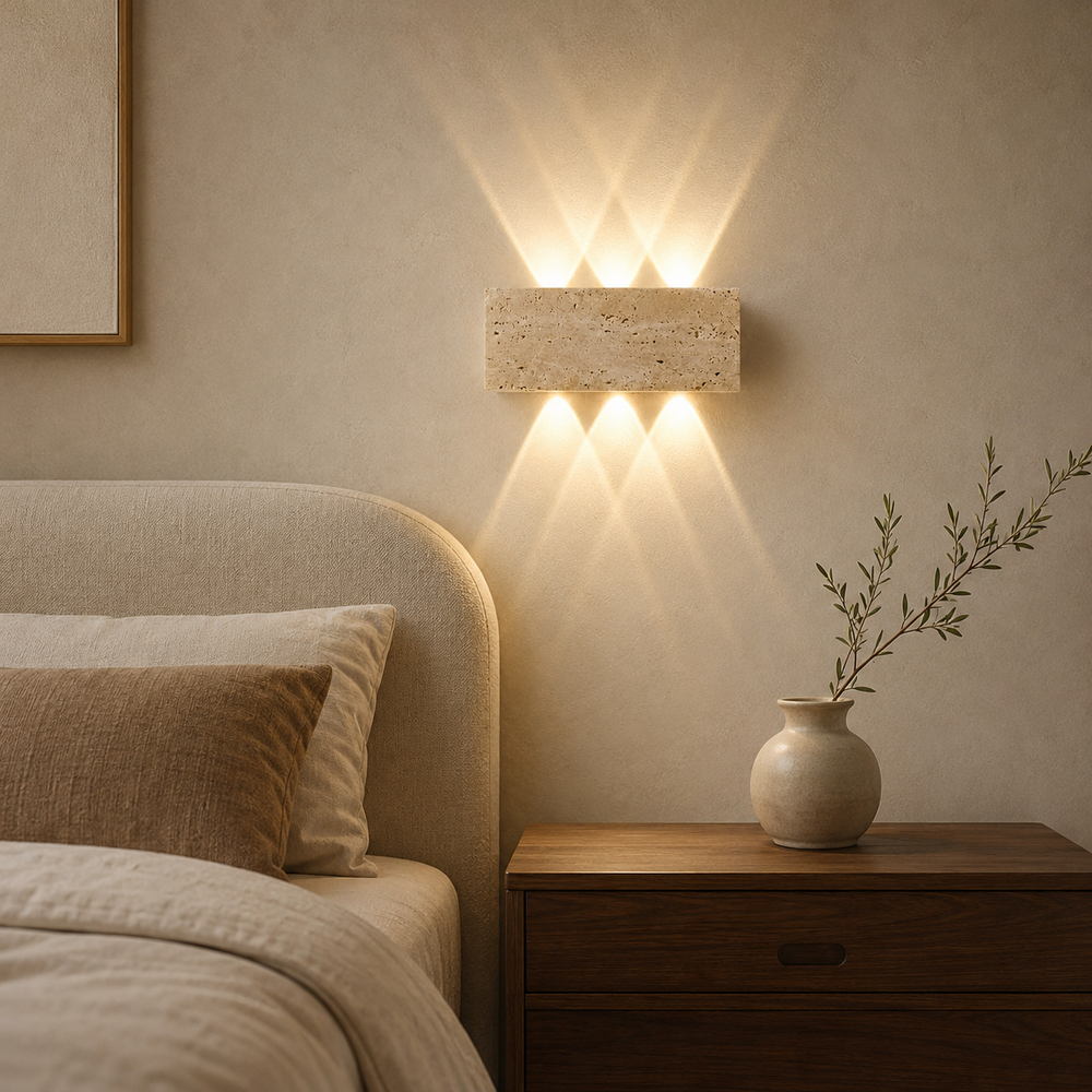 Applique en pierre naturelle au-dessus d'une tête de lit, lumière chaude