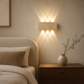 Applique en pierre naturelle au-dessus d'une tête de lit, lumière chaude