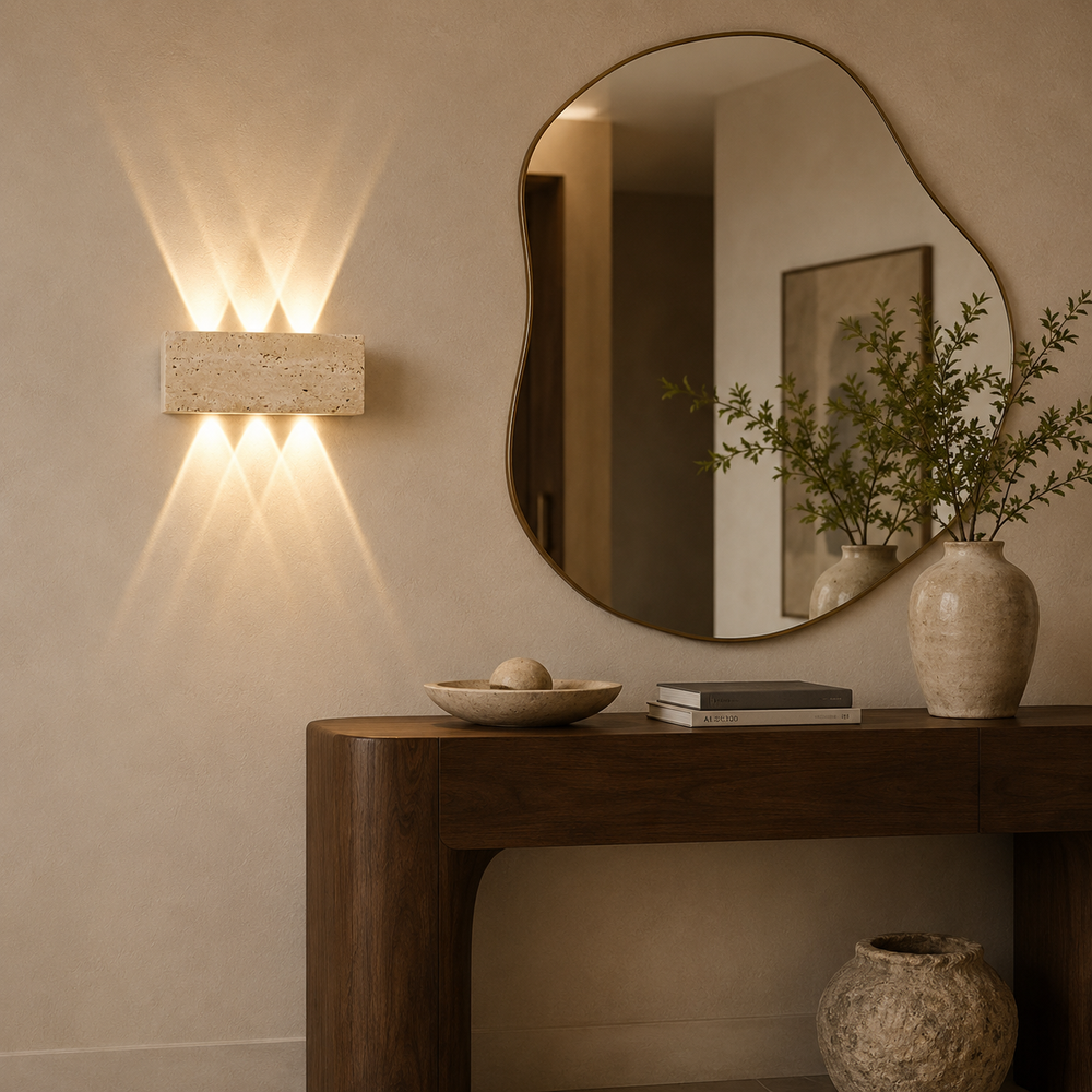 Applique en pierre naturelle au-dessus d'une console d'entrée avec miroir