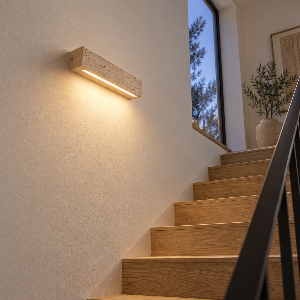 Applique murale salon en travertin, LED haut et bas - applique travertin cage d escalier en contre plongee