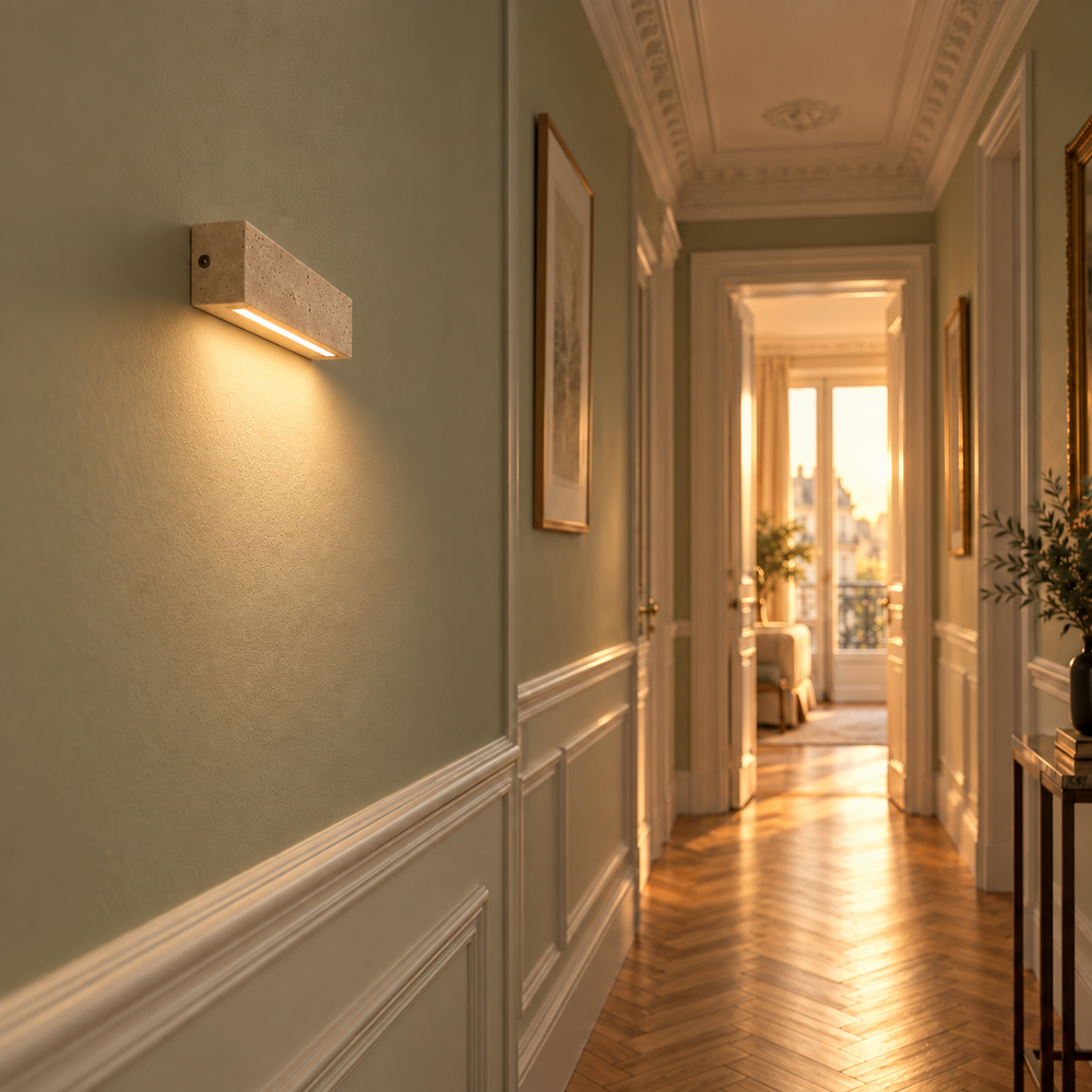 Applique murale salon en travertin, LED haut et bas - applique travertin couloir haussmannien mur vert sauge
