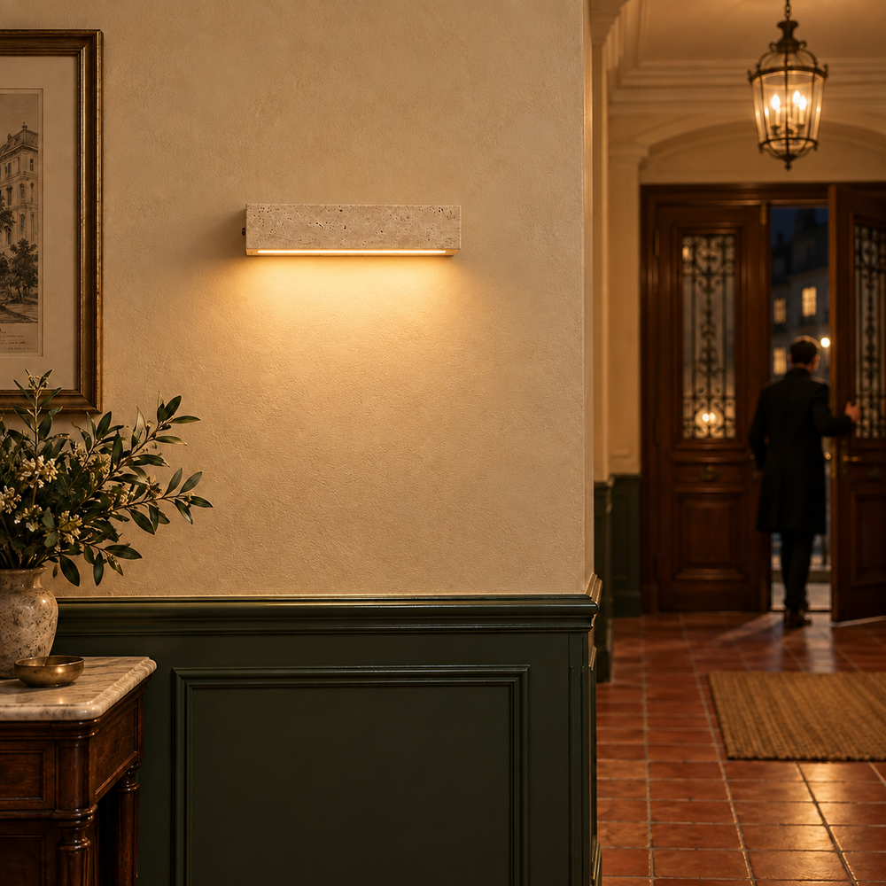 Applique murale salon en travertin, LED haut et bas - applique travertin hall d immeuble ancien le soir