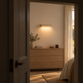 Applique murale salon en travertin, LED haut et bas - applique travertin vue depuis la porte de la chambre
