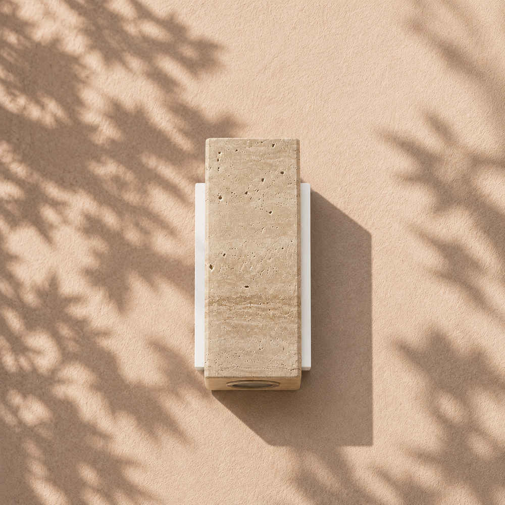 Applique carrée en travertin, socle blanc, éteinte en journée #carre-socle-blanc