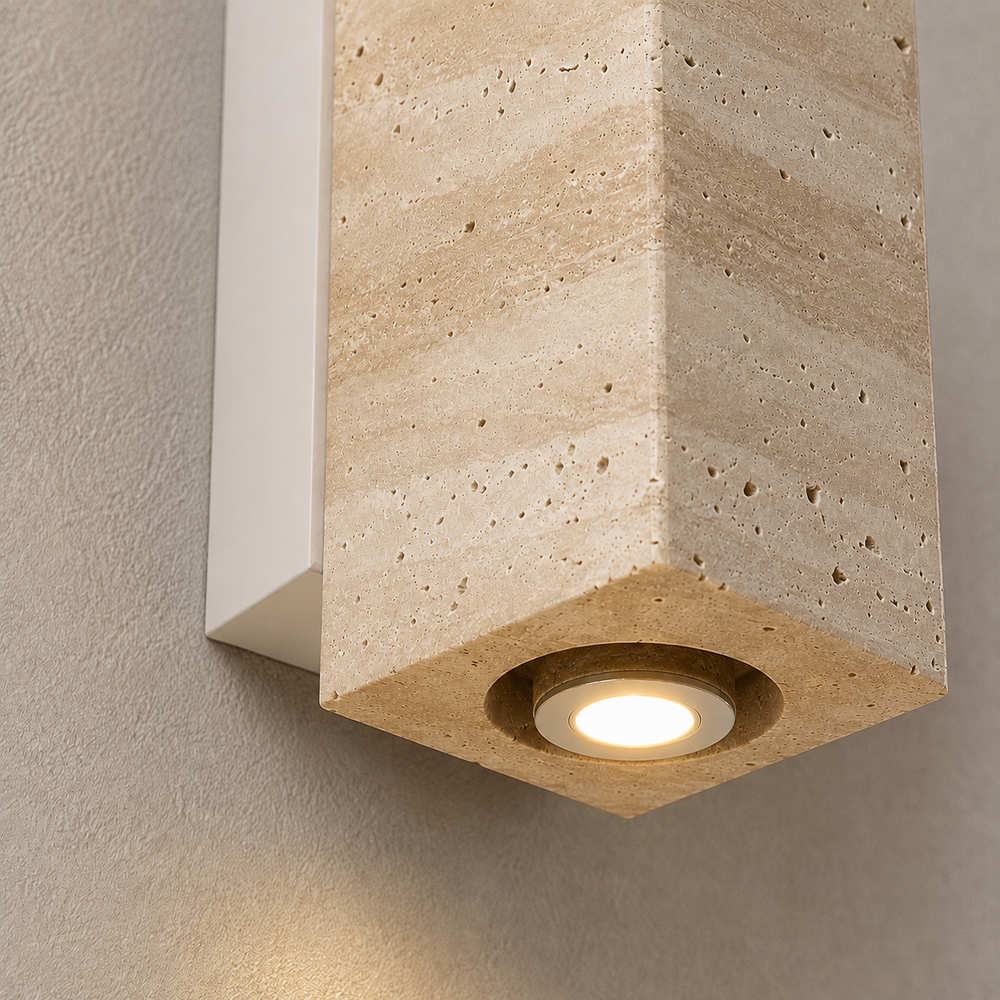 Zoom sur le travertin poreux et le spot encastré, socle blanc #carre-socle-blanc