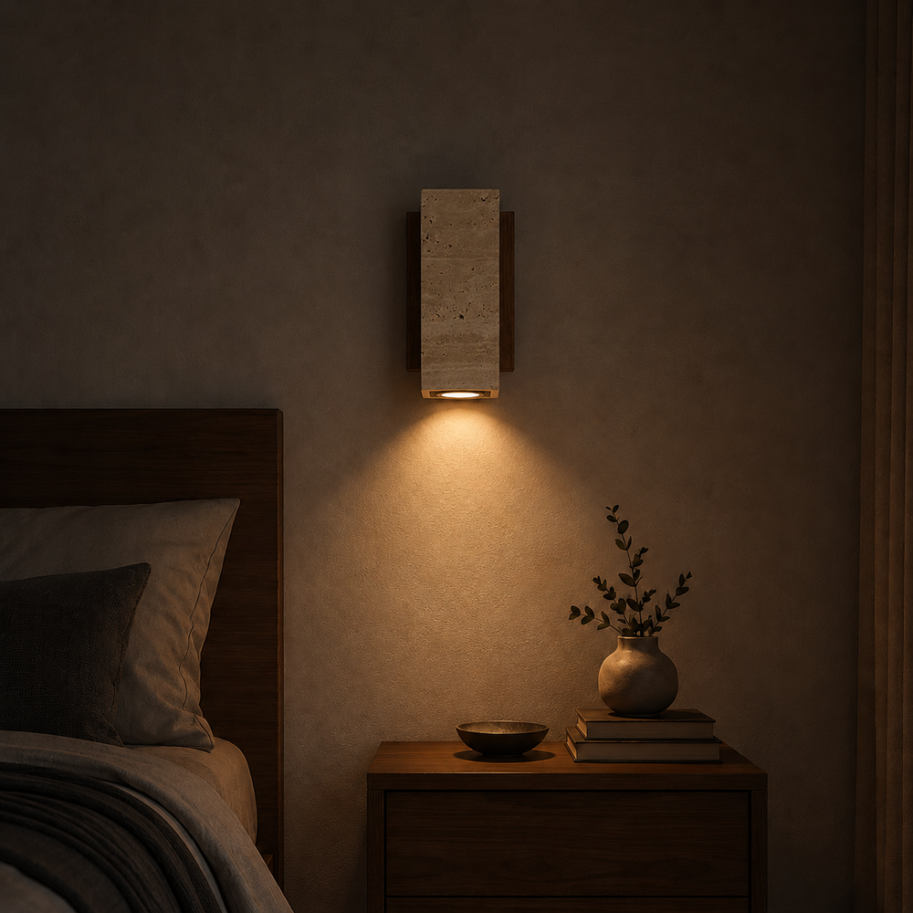 Applique carrée en travertin la nuit, seule source de lumière #carre-socle-noyer
