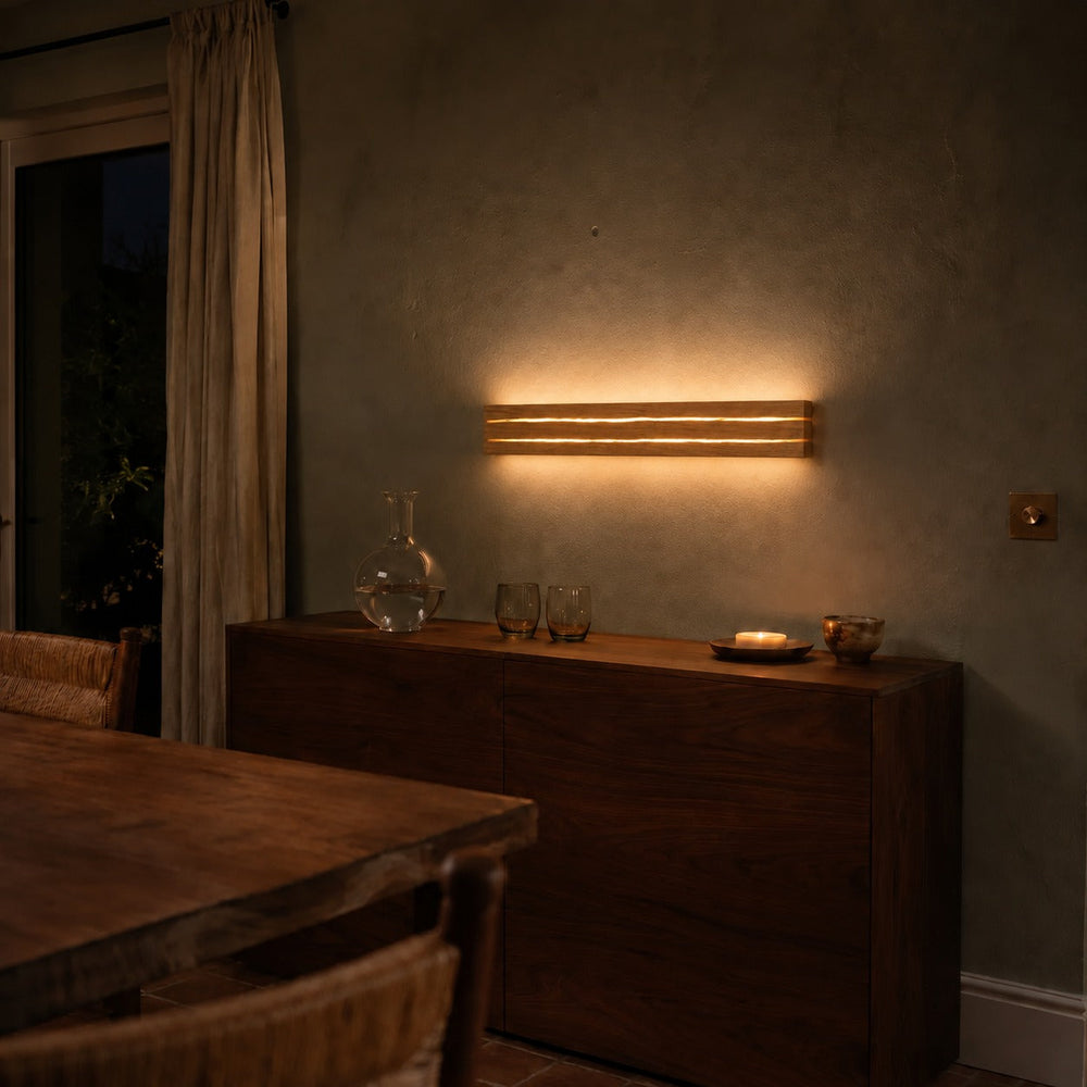 Applique en bois craquelé 50 cm allumée le soir au-dessus d'un buffet en noyer #50-cm