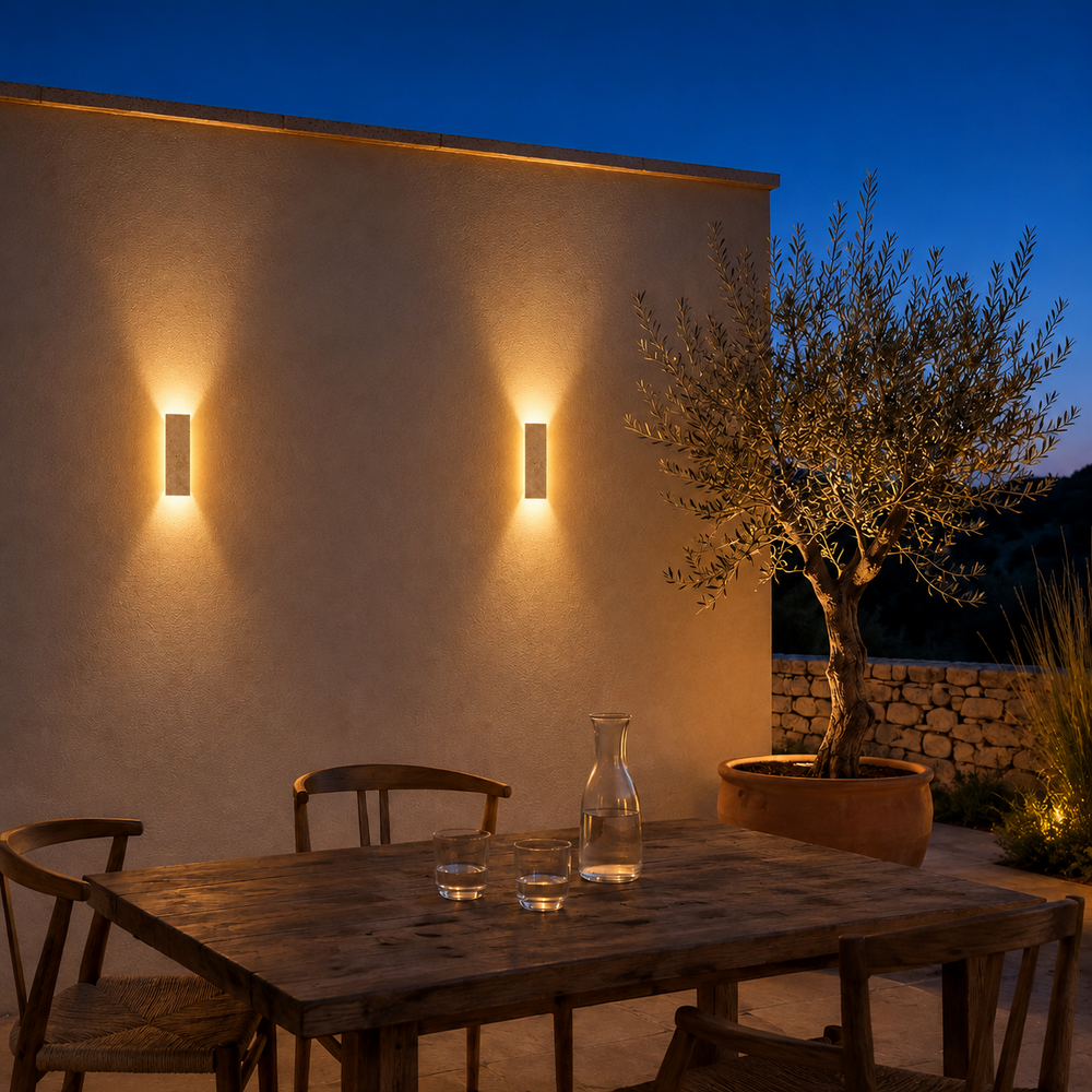 Deux appliques en travertin 32 cm sur un mur de terrasse à l'heure bleue #32-cm