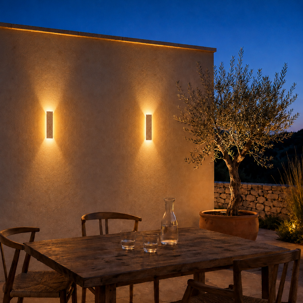 Deux appliques en travertin 42 cm sur un mur de terrasse à l'heure bleue #42-cm