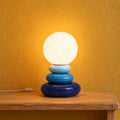 Lampe à poser galets empilés en céramique bleue, globe effet lune #bleu