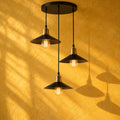 Lustre salon 3 lumières métal noir, vintage, douille E27 - lustre 3 tetes devant un mur jaune