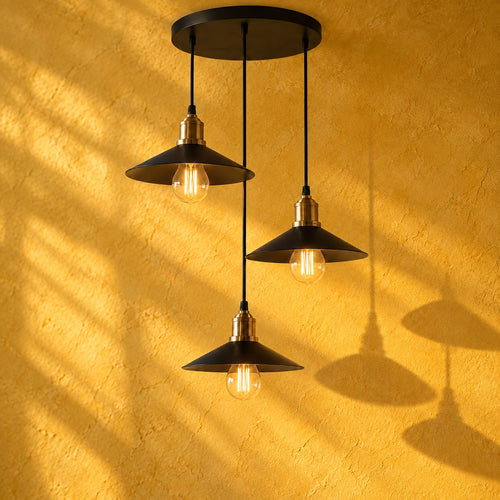 Lustre salon 3 lumières métal noir, vintage, douille E27 - lustre 3 tetes devant un mur jaune