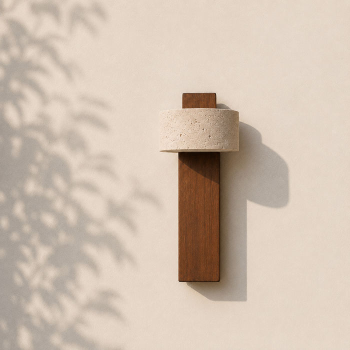 J'hésitais avec le noir, finalement le doré se fond parfaitement dans le mur beige. Aucun regret.