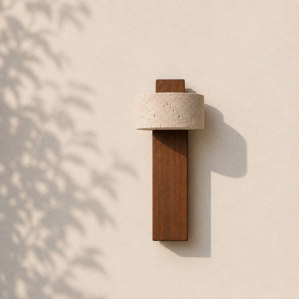 Applique travertin et noyer éteinte en journée, ombres de feuillage sur mur en stuc #noyer
