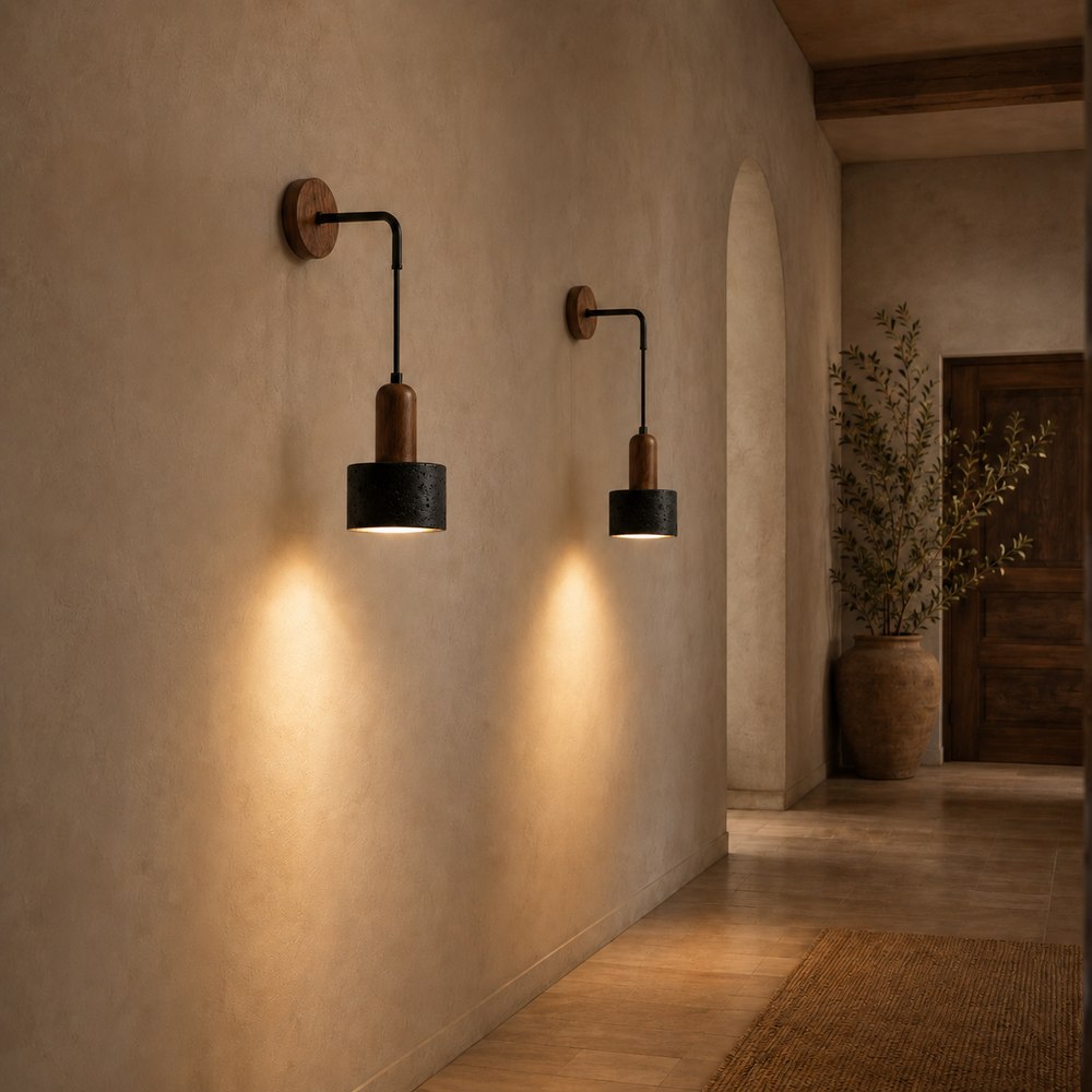 Deux appliques en pierre noire dans un couloir, cônes de lumière #pierre-noire