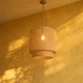 Plafonnier rotin et bambou tissé main, salon, Ø 30 cm - plafonnier bambou devant un mur jaune