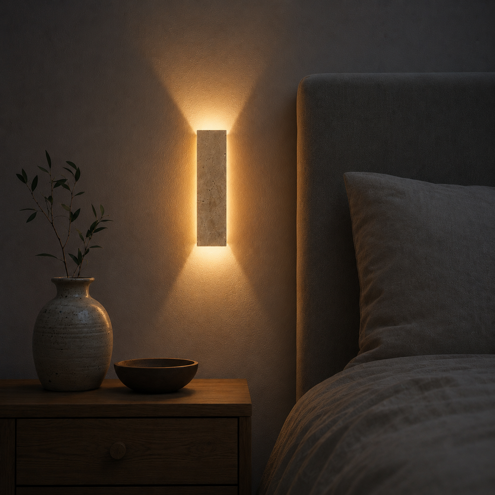 Applique en travertin 32 cm la nuit, seule source de lumière #32-cm