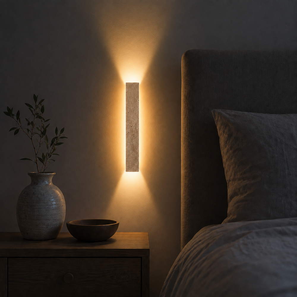 Applique en travertin 42 cm la nuit, seule source de lumière #42-cm