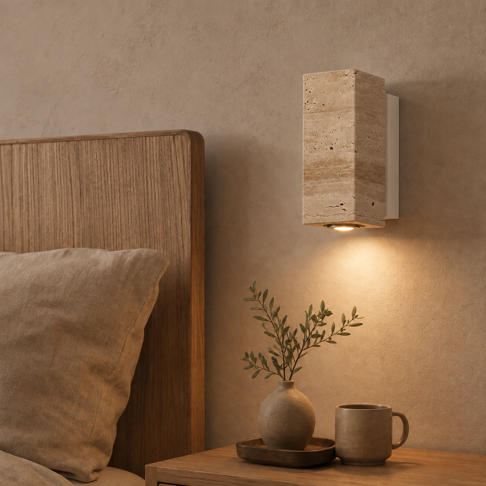 Applique carrée en travertin, socle blanc, au-dessus d'une table de chevet #carre-socle-blanc