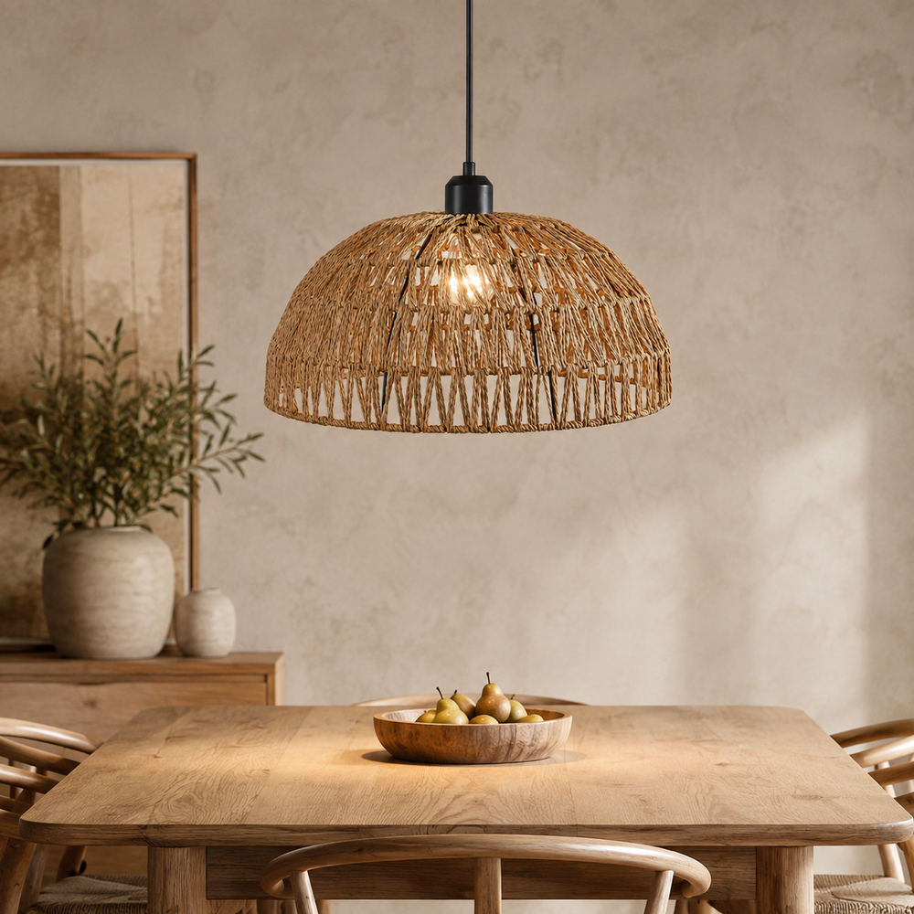 Suspension dôme tressé au-dessus d'une table en bois clair