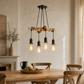 Lustre bois et métal noir au-dessus d'une table de salle à manger