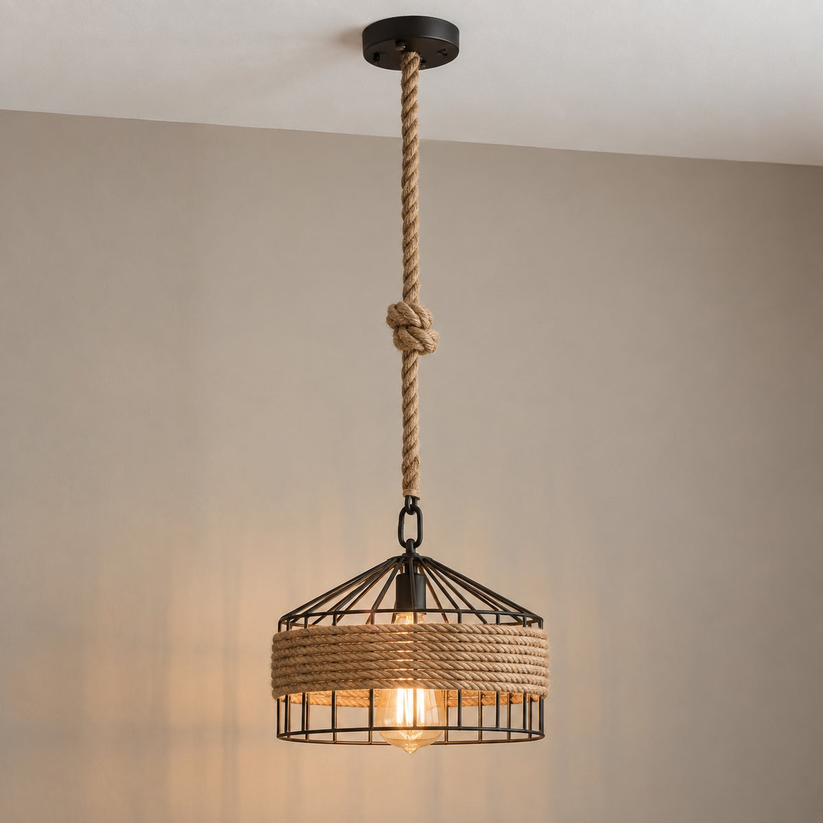 Suspension salon corde et métal noir, style industriel Ø 30 cm - suspension grange allumee vue de face