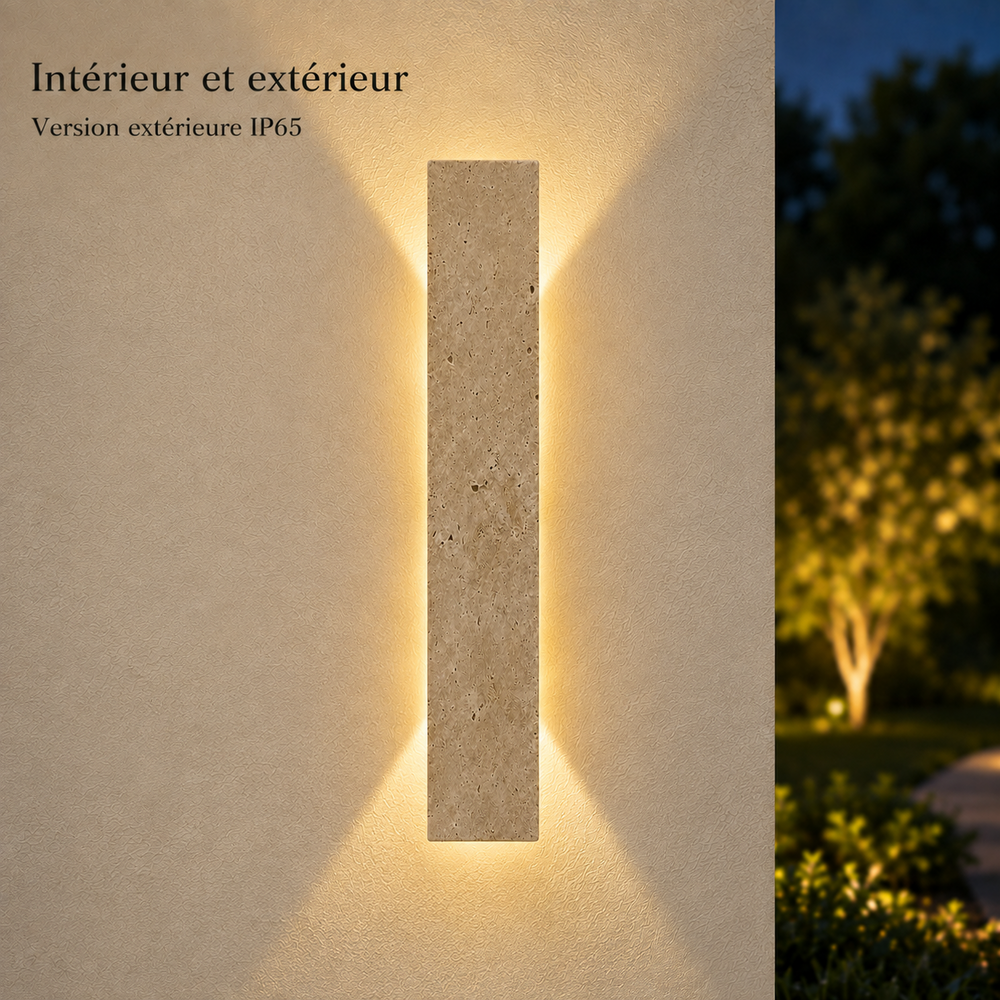 Applique en travertin 42 cm sur un mur de façade le soir, version extérieure IP65 #42-cm