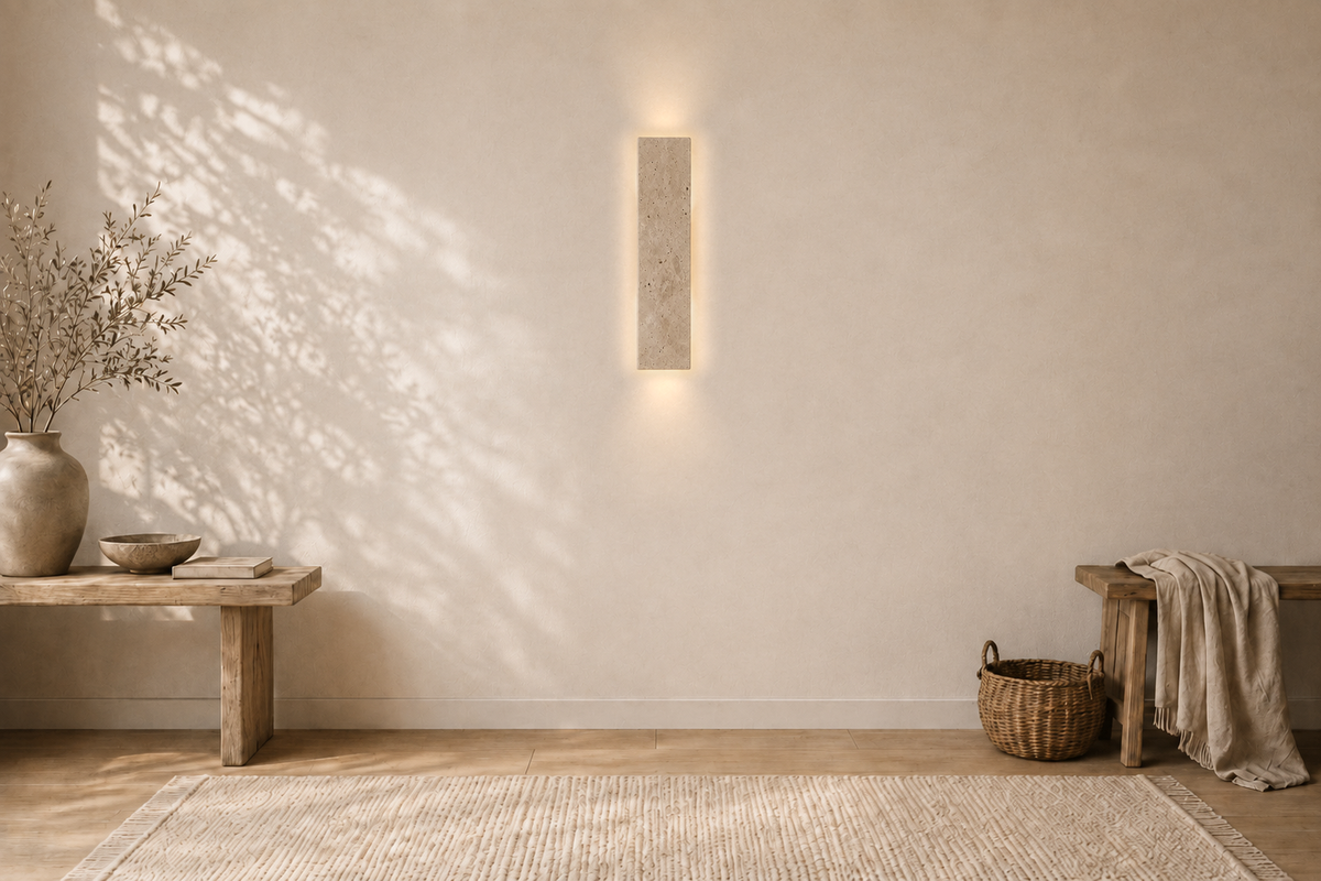 Le même mur après la pose de l'applique en pierre naturelle allumée, ligne de lumière continue