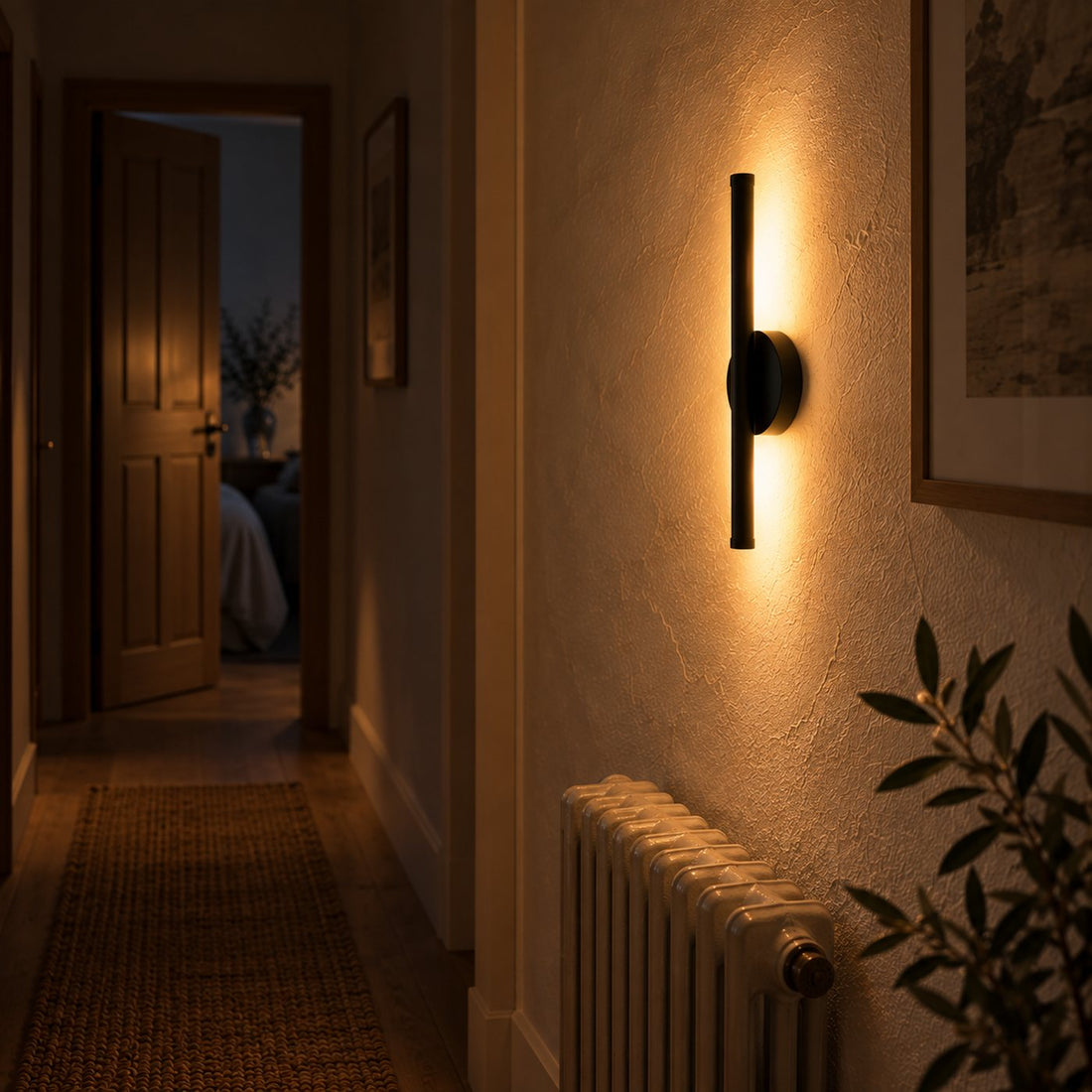 Couloir éclairé par l'applique sans fil noire posée à la verticale sur le mur